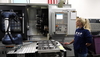  – WPP 的一名操作员正在监督 DMG MORI NLX 2500/700（一款高刚性车削中心）的运行，同时斗山协作机器人负责工件的自动化搬运，从而实现“无人值守”制造。